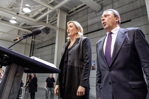 Marine Le Pen, présidente du Front National et Jacques Colombier, tête de liste du Front National dans le Grand Sud Ouest chantent la Marseillaise lors d'un meeting à Bordeaux en 2014