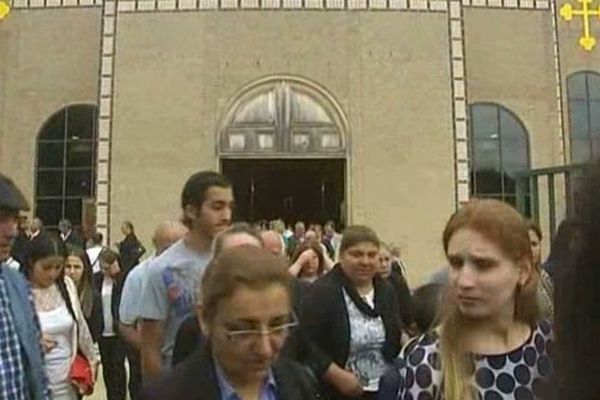 Sortie de la messe, ce dimanche matin à l'église Saint-Thomas-Apôtre à Sarcelles dans le Val d'Oise.