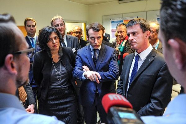 Myriam El Khomri, Emmanuel Macron et Manuel Valls devant des salariés à Mulhouse