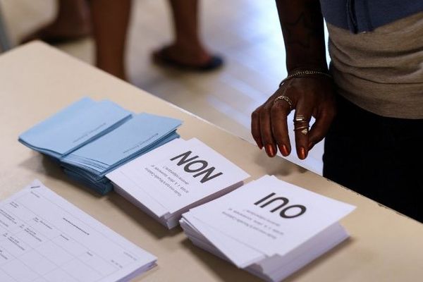 Des indépendantistes corses réagissent au choix des Calédoniens de voter contre l'indépendance de l'archipel français dimanche 4 novembre. 