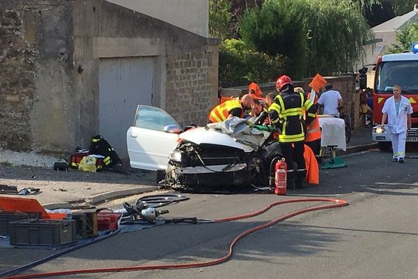 Les pompiers ont dû retirer le toit de cette Audi pour désincarcérer la conductrice / Floing, 4 août 2018