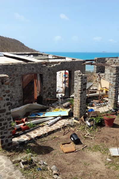 Toit arraché, portes et fenêtres emportées, l'ouragan Béryl n'a laissé que quelques pans de murs de la maison de Sébastien Sailly, habitant de Union Island, dans les Caraïbes,