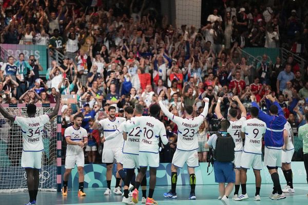 L'équipe de France masculine de handball célèbre sa qualification en quarts de finale des JO de Paris après avoir battu la Hongrie, dimanche 4 août 2024.