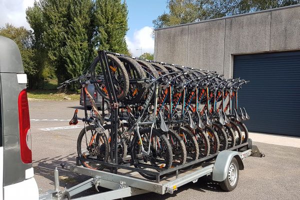 Les vélos étaient rangés dans un local à l'intérieur du collège.