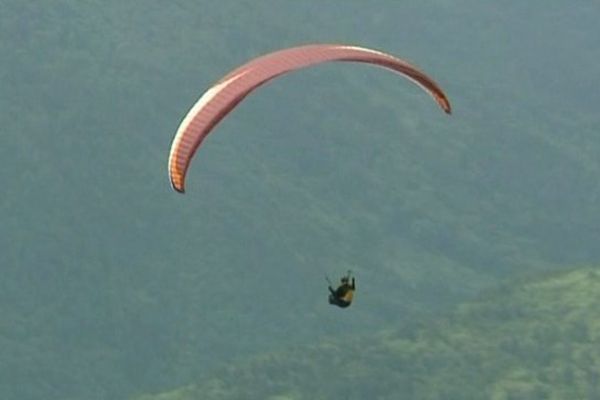 Parapente en plein vol- Haute-Savoie le 22 juin 2013 