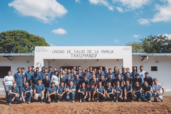 Les 62 élèves de l'ISA BTP d'Anglet, devant le centre de soin construit au Paraguay.