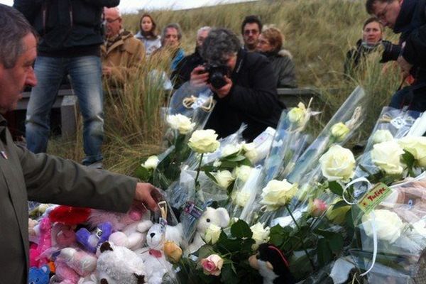 Des fleurs et des peluches déposées sur la plage de Berck