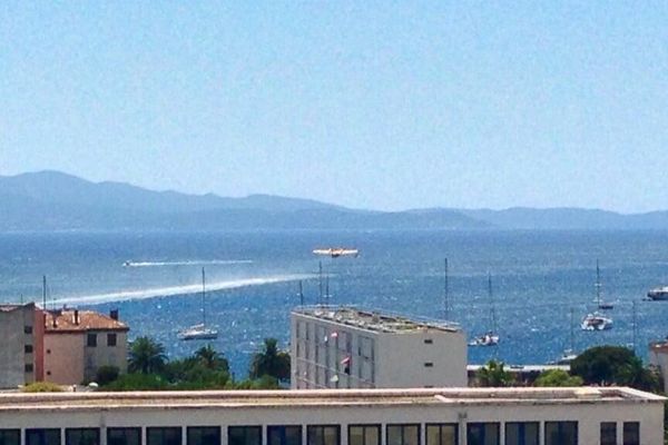 Un avion bombardier d'eau se ravitaille dans la baie d'Ajaccio, le 30 juillet