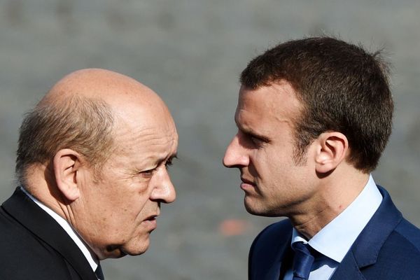 Le ministre de la Défense Jean-Yves Le Drian au côté d'Emmanuel Macron (alors ministre de l'Economie) en juillet 2015