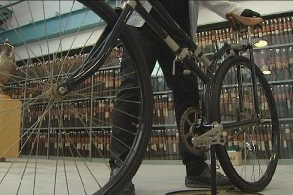 Pliable, ce vélo a été utilisé massivement par l'armée française. Peugeot en produira 32 000 exemplaires. 
