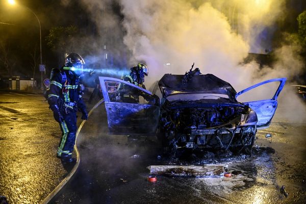 Des centaines de voitures incendiées en France après les violences de Nanterre et la mort du jeune Nahel, tué lors d'un contrôle de police.