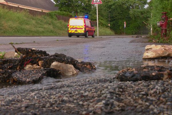 Les orages qui se sont abattus sur le sud de la Normandie entre mercredi 31 juillet et jeudi 1er août 2024 ont fait d'importants dégâts sur les routes et dans les bâtiments, magasins et habitations.