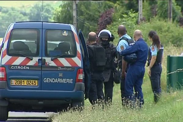 Après l'antenne du GIGN de Dijon ce matin, les hommes du GIGN de Paris est arrivé sur place dans l'après-midi.