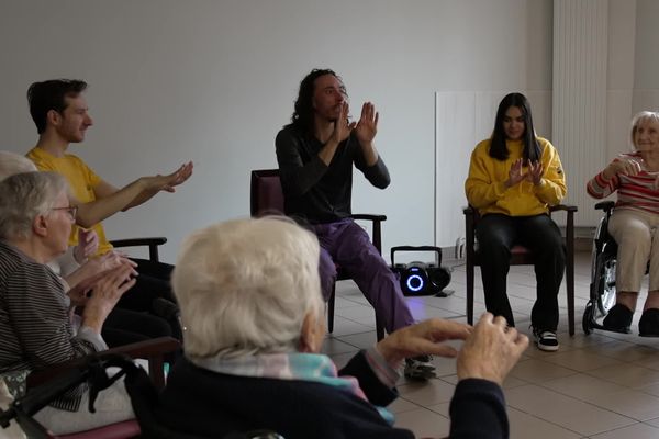 Le chorégraphe Guillaume Forestier de la maison de Danse organise un atelier danse pour les résidents de l’Ehpad la Vérandin