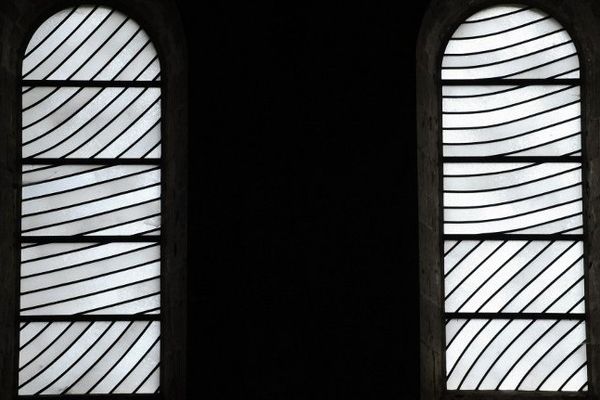 Les vitraux réalisés par Pierre Soulages et Jean-Dominique Fleury pour l'abbatiale Sainte-Foy de Conques