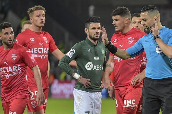 Défaits 2 à 1 à Saint-Etienne, Nîmes n'a plus gagné depuis le 15 février. A Geoffroy Guichard, les crocos estiment avoir été lésés par l'arbitrage. 