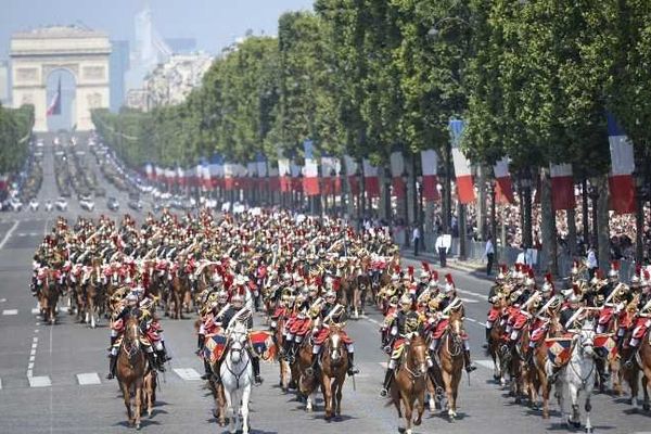 La mairie de Paris a décidé de rendre aux piétons les Champs-Elysées lundi après-midi, après le défilé militaire de la matinée.