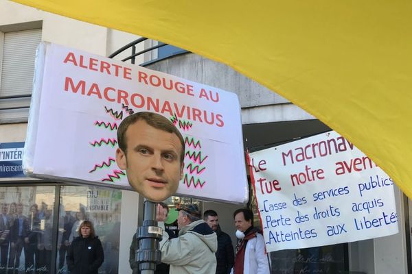 Une manif "anti macronavirus" a eu lieu devant le local de La République en Marche à Dijon samedi 15 février 2020. 