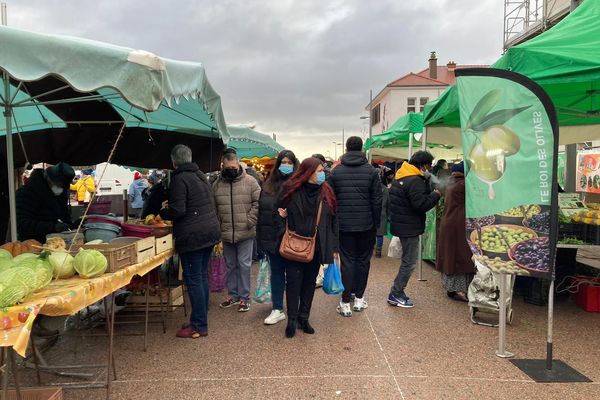 Le marché de Chenôve est le plus grand de la métropole dijonnaise.