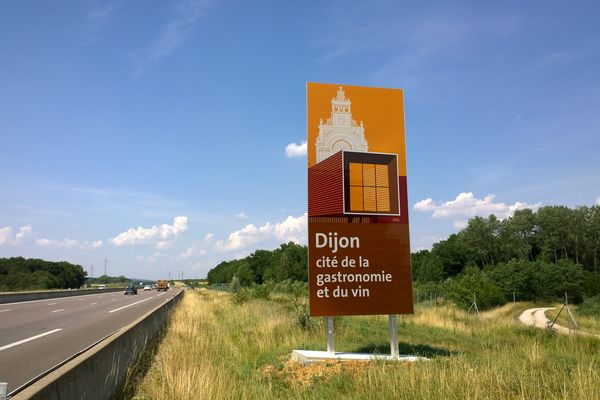 L'un des nouveaux panneaux autoroutiers installés autour de Dijon pour attirer les touristes 