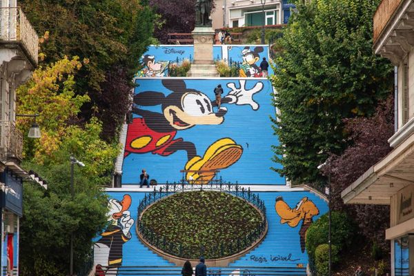 L'escalier Denis-Papin de Blois a revêtu les couleurs de Disney, dans une fresque réalisée par Régis Loisel.