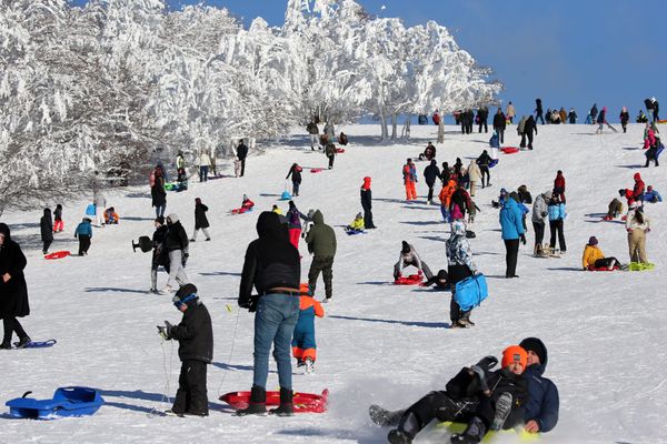 Les dernières chutes de neige ont attiré les gens sur les massifs de montagne. Comme ici au Markstein en Alsace. 