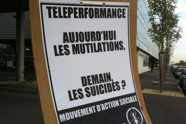 Les salariés se mobilisent en soutien à leur collègue qui s'est auto-mutilé et qui est aujourd'hui menacé de licenciement