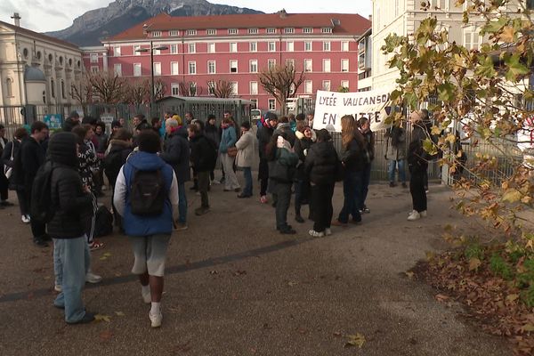 Un mouvement de grève a été organisé vendredi 22 novembre au lycée Vaucanson de Grenoble (Isère) après l'agression d'un professeur à proximité de l'établissement.