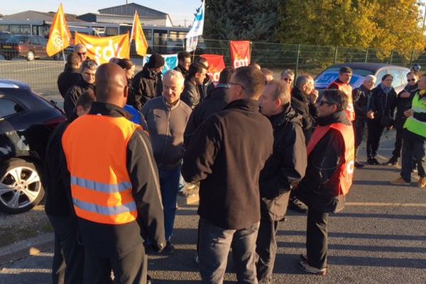 Un piquet de grève s'est installé devant le dépôt des bus de la TAN à Niort depuis ce jeudi matin