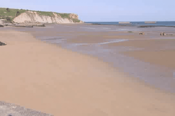 La plage d'Arromanches a accueilli le port Winston, l'un des deux ports artificiels conçus par les alliés