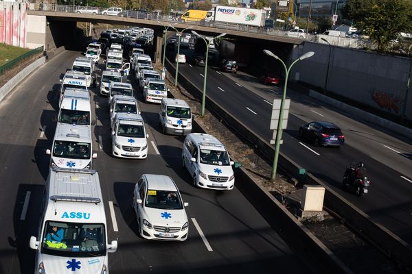 Les ambulanciers ont paralysé une portion du périphérique intérieure parisien lundi toute la journée, avant d'en être délogés par les CRS le mardi matin.