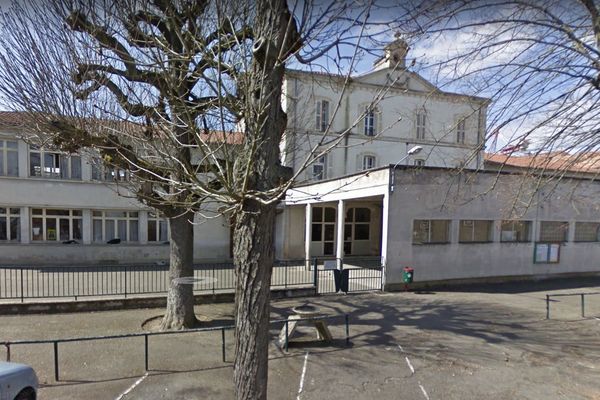 L'école élémentaire de Layrac en Lot-et-Garonne n'a pas rouvert car il y a une suspicion de cas de Covid 19.