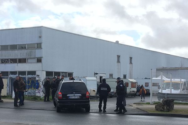 Les forces de l'ordre devant l'entrée du squat