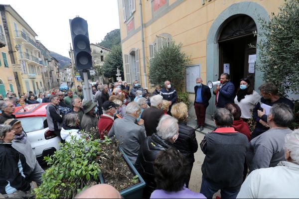 Dimanche 4 octobre devant la maire de Fontan dans la vallée de la Roya, Philippe Oudot s'exprime devant les habitants sinistrés.