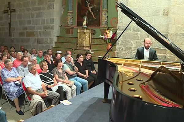 L'acoustique de l'église Saint-Martin d'Hix sublime le son du piano.