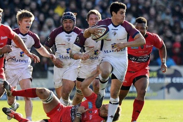 Le Bordelais Pierre Bernard, balle en main, met à terre l'équipe de Toulon, le 21 février 2015