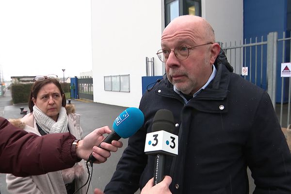 Hakim Kabouya est professeur de vente et représentant du personnel au lycée Joliot-Curie. Il se dit choqué par les vidéos qui ont circulé sur les réseaux sociaux.