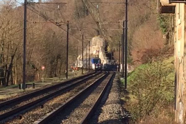 Ce TER est resté bloqué plus de 2 heures ce mercredi matin, avec 200 passagers à bord, à proximité de la gare de Crépieux-la-Pape, dans le Rhône.