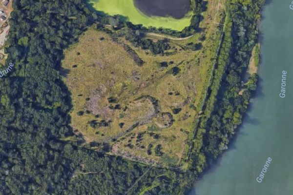 En bord de Garonne, la poubelle d'AZF