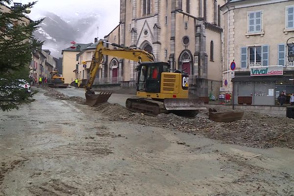 A Laruns, les pelleteuses ont entamé leur travail de déblaiement dans le centre-ville.