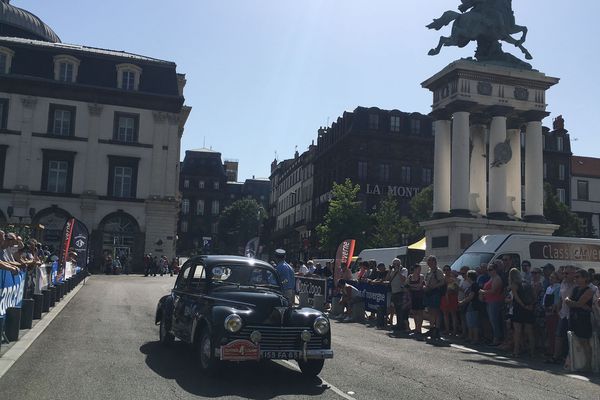 Sous le soleil auvergnat, une Peugeot 203 noire traverse la place de Jaude de Clermont-Ferrand, le 1er juillet 2018.