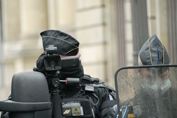 L’encadrement de la diffusion d’images des policiers fait débat suite à l'examen de la loi sur la "sécurité globale". 