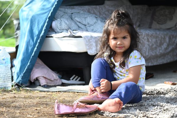 Avant son évacuation, le campement place de l'Etoile à Strasbourg accueillait de nombreux enfants dont certains étaient scolarisés.