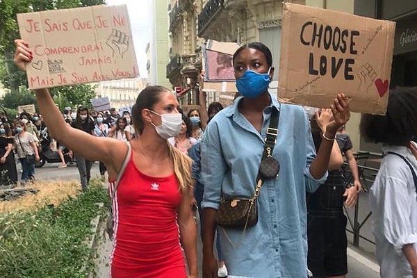 Romane Bernies et Diandra Tchatchouang lors de la manifestation contre les violences policières à Montpellier. 