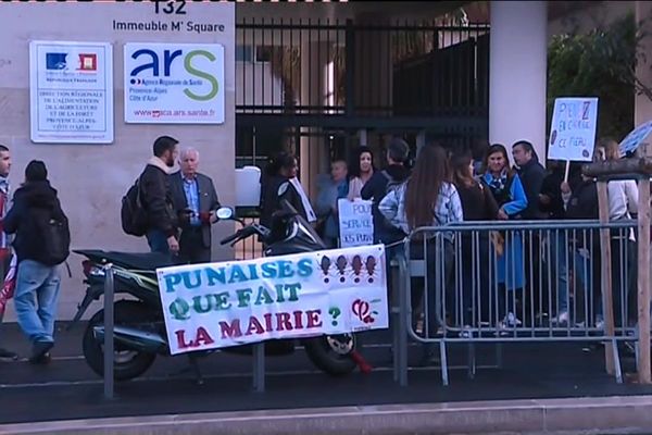 Une cinquantaine de personnes de l'intercollectif Punaises de lit s'est rassemblée ce matin devant l'Agence Régionale de Santé (ARS).