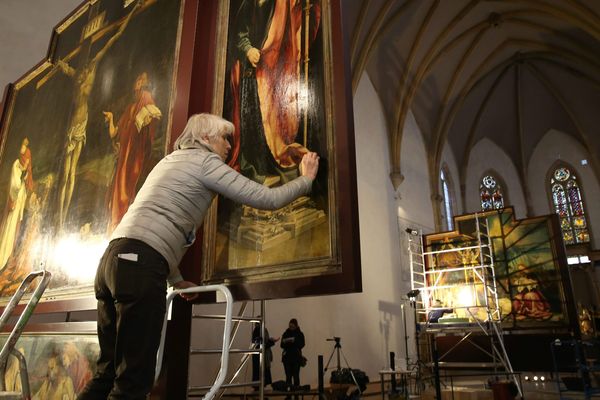 Le retable d'Issenheim entre les mains des restaurateurs