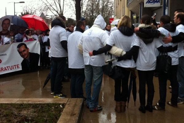 Les proches se sont recueillis rue Garibaldi à Dijon, sur les lieux du drame