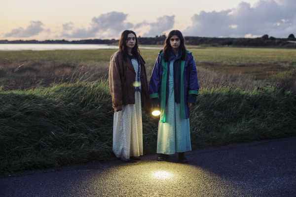 Le film "September Says" d'Ariane Labed raconte l'histoire de deux soeurs adolescentes qui quittent le lycée après un événement grave pour vivre à la campagne avec leur mère célibataire. La mort, le deuil, le désir et les liens familiaux sont abordés dans le long-métrage.