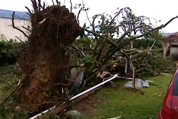 Dans la nuit du 19 au 20 juin 2013, le village d'Etrochey dans le Châtillonais, a été la proie d'une des plus violentes tornades de l'année 2013