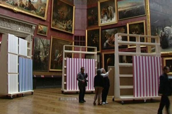 Daniel Buren a installé ses flèches dans le Grand salon du musée de Picardie.